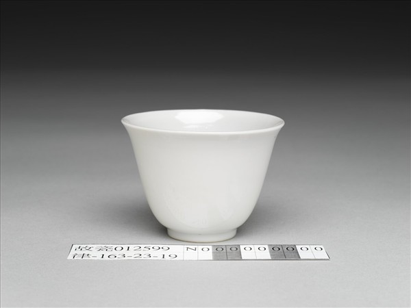 甜白釉牡丹紋杯