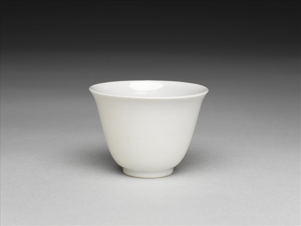 甜白釉牡丹紋杯