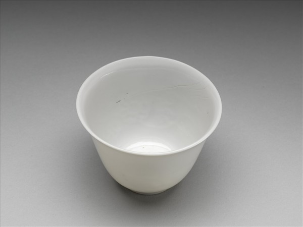 甜白釉牡丹紋杯