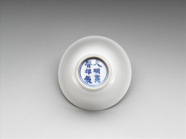 甜白釉牡丹紋杯