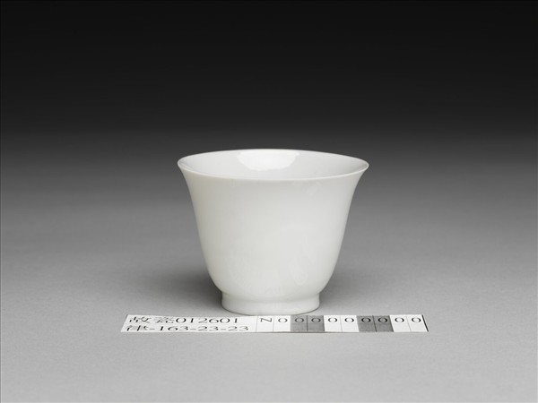 甜白釉雙龍紋杯