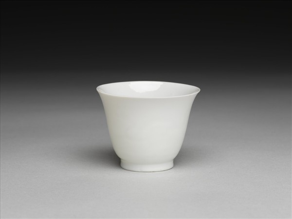 甜白釉雙龍紋杯