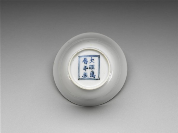 甜白釉雙龍紋杯