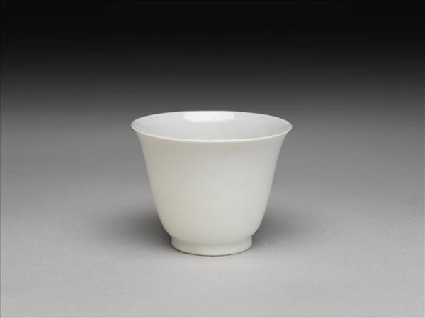 甜白釉雙龍紋杯