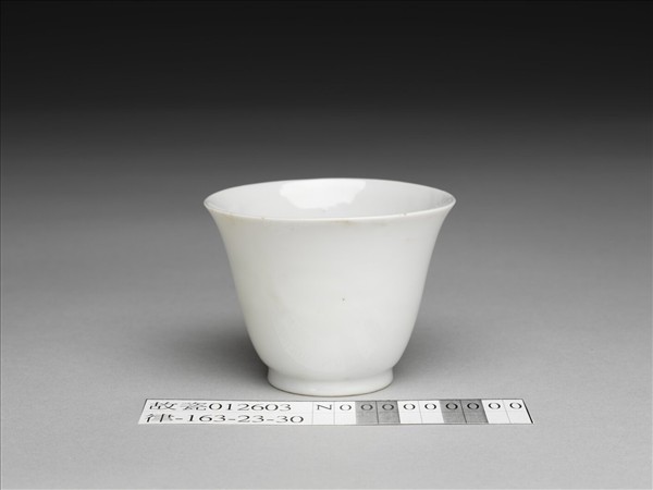 甜白釉雙龍紋杯