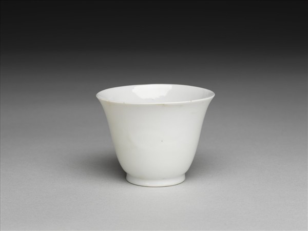 甜白釉雙龍紋杯