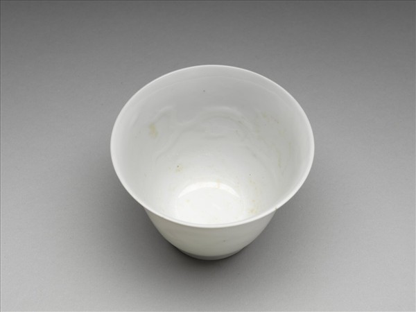 甜白釉雙龍紋杯