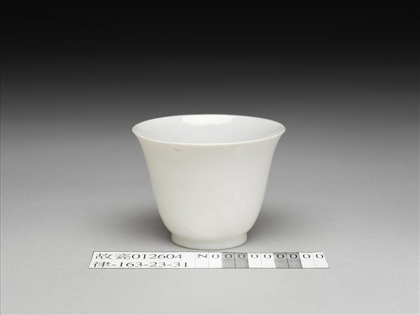 甜白釉雙龍紋杯