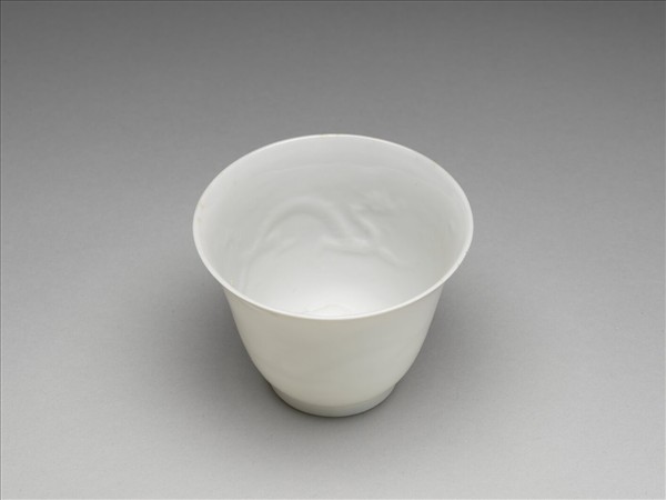 甜白釉雙龍紋杯