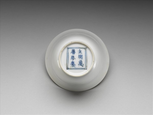 甜白釉雙龍紋杯