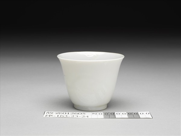 甜白釉雙龍紋杯