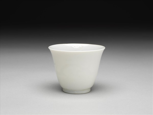 甜白釉雙龍紋杯