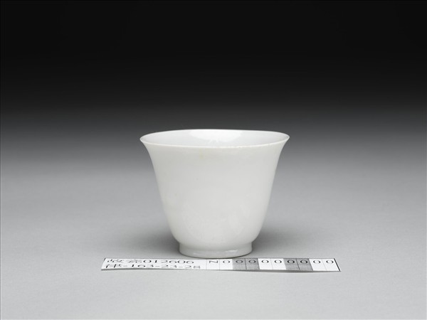 甜白釉雙龍紋杯