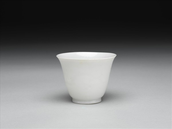 甜白釉雙龍紋杯