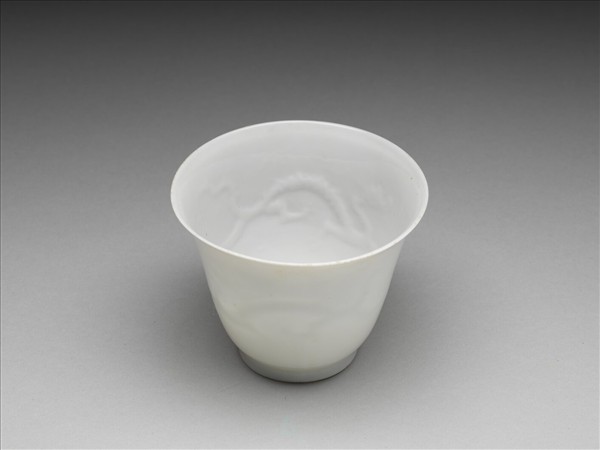 甜白釉雙龍紋杯