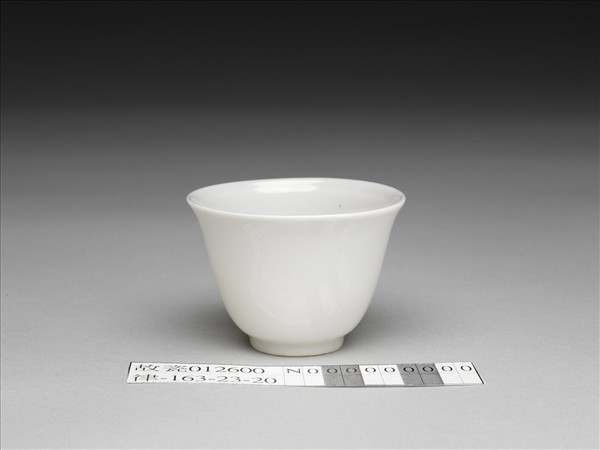 甜白釉牡丹紋杯