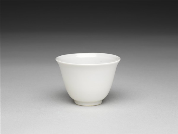 甜白釉牡丹紋杯