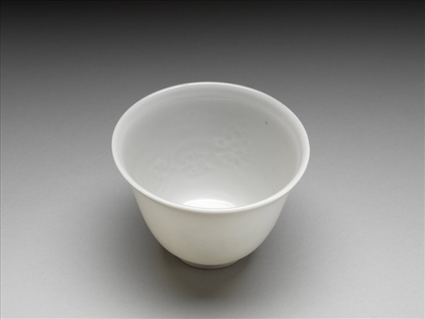 甜白釉牡丹紋杯