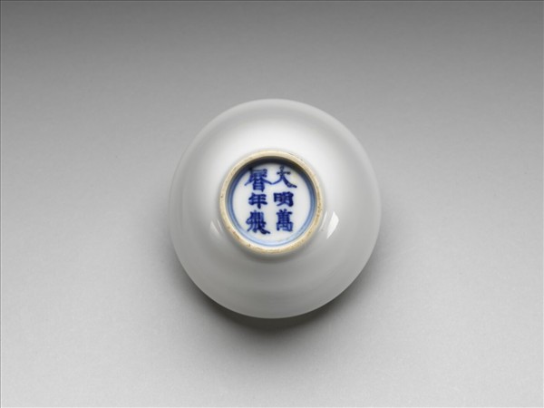 甜白釉牡丹紋杯