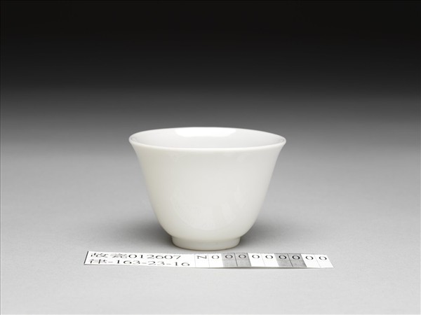 甜白釉牡丹紋杯