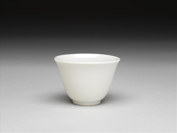 甜白釉牡丹紋杯