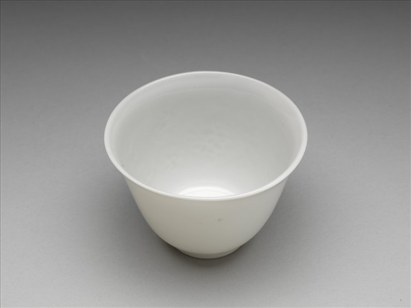 甜白釉牡丹紋杯