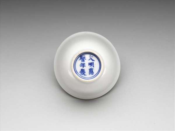 甜白釉牡丹紋杯