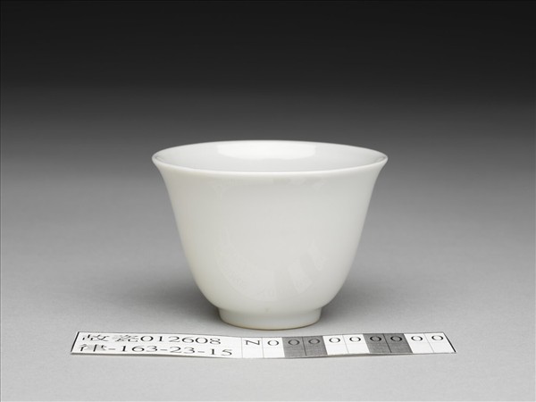 甜白釉牡丹紋杯