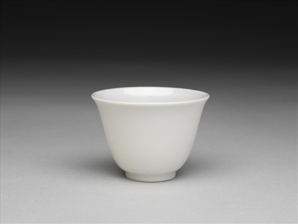 甜白釉牡丹紋杯