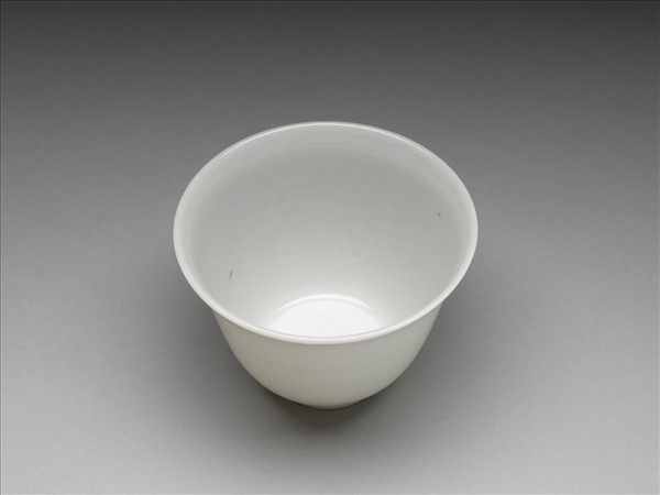 甜白釉牡丹紋杯