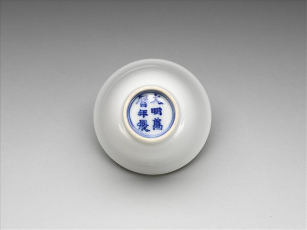 甜白釉牡丹紋杯