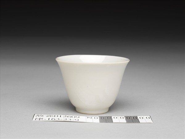 甜白釉牡丹紋杯