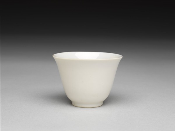 甜白釉牡丹紋杯