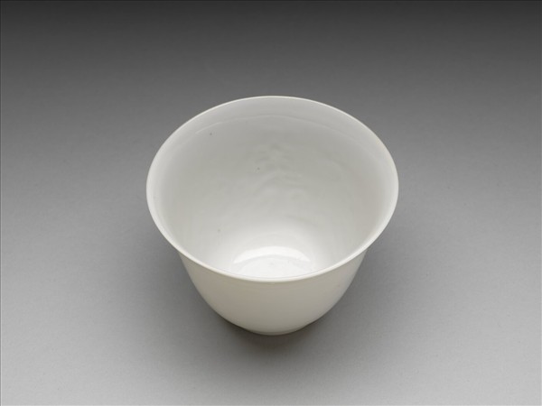 甜白釉牡丹紋杯