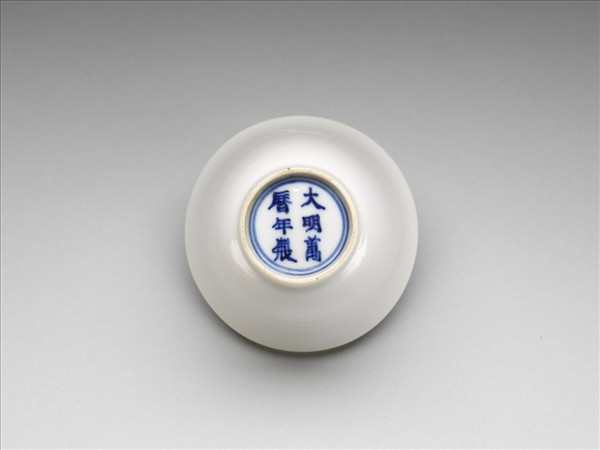 甜白釉牡丹紋杯