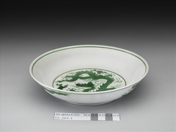 白地綠彩雲龍紋盤