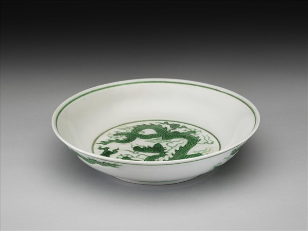 白地綠彩雲龍紋盤