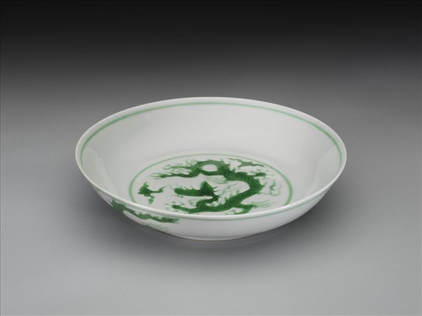 白地綠彩雲龍紋盤