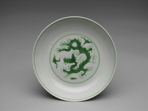 白地綠彩雲龍紋盤