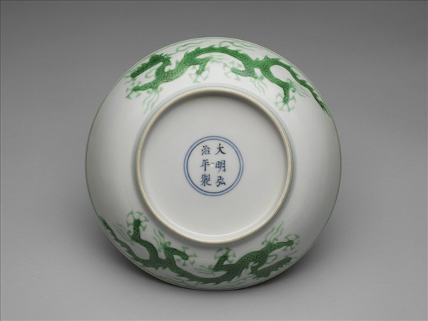白地綠彩雲龍紋盤