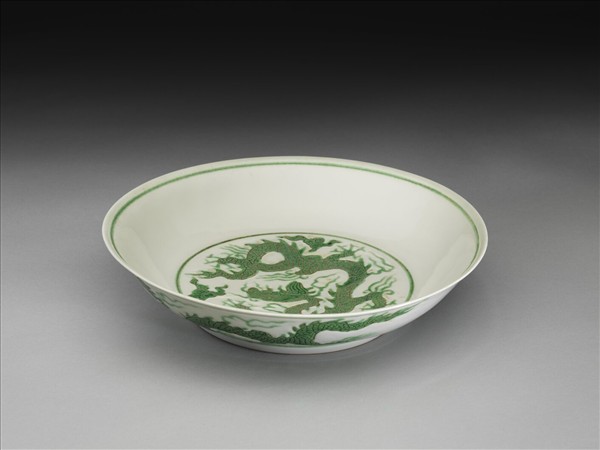白地綠彩雲龍紋盤
