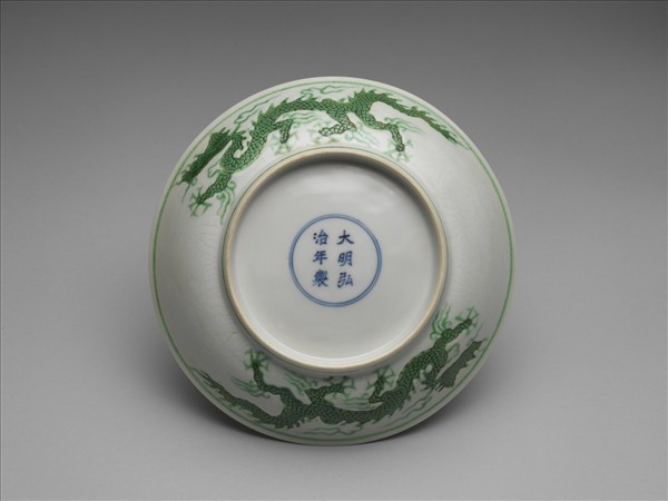 白地綠彩雲龍紋盤