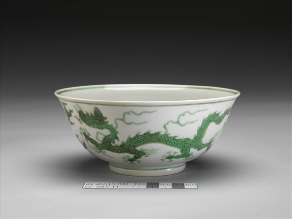 白地綠彩雲龍紋碗