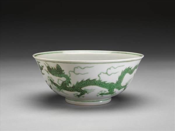 白地綠彩雲龍紋碗