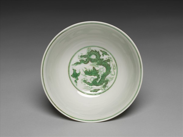 白地綠彩雲龍紋碗