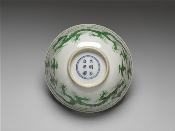 白地綠彩雲龍紋碗