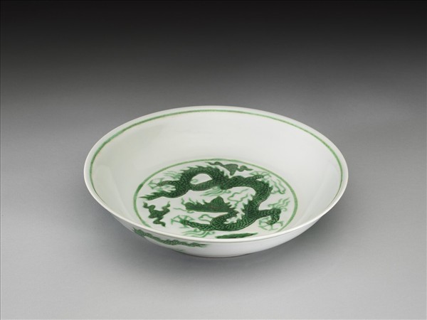 白地綠彩雲龍紋盤