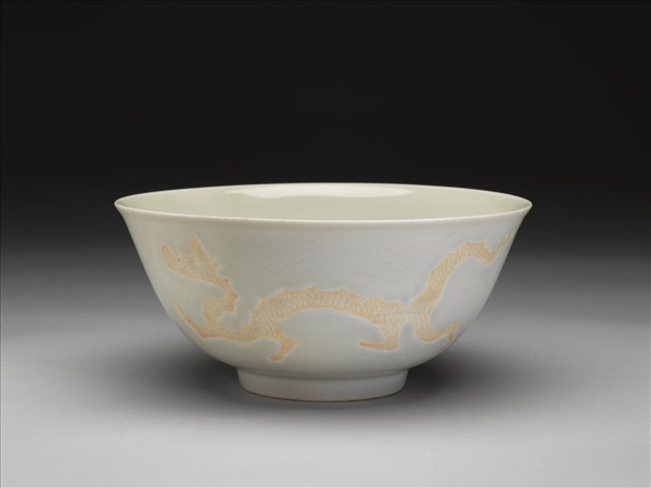 白瓷劃花雲龍紋碗