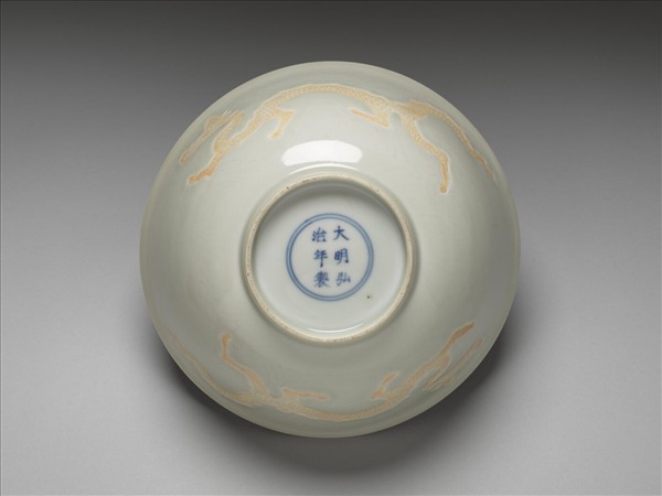 白瓷劃花雲龍紋碗