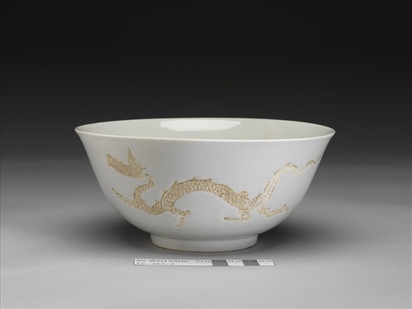 白瓷劃花雲龍紋碗